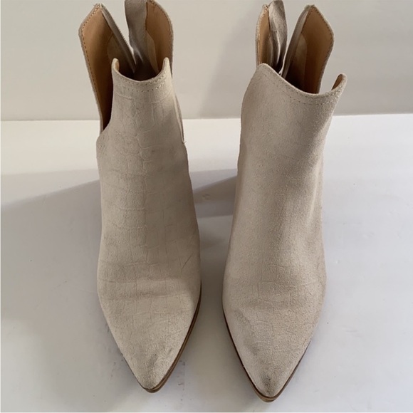 STEVE MADDEN | ‘Darryn’ Bootie Stacked Heel Bone/ White. Size: 9M. - Picture 7 of 16